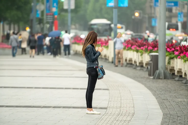Data roaming: what it is, when to turn it on, and how to avoid extra charges: data roaming hero